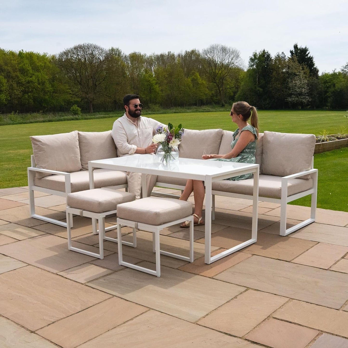 Sofá esquinero de Aluminio Blanco + Mesa de vidrio templado